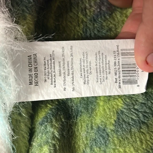 FUZZY RUG - Picture 2 of 3